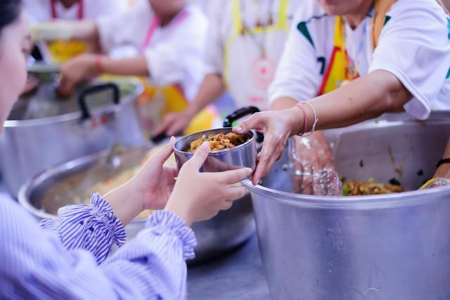 香蕉视频运城一小学将学生在校吃饭资格与家长陪餐挂钩，香蕉视频app当地教体局回应：老师理解有误，已督促整改